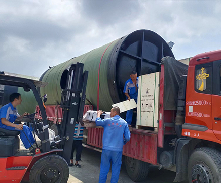 我司用戶(hù)定制玻璃鋼一體化預(yù)制泵站生產(chǎn)完成裝車(chē)發(fā)貨現(xiàn)場(chǎng)，應(yīng)用鹽亭污水收集提升項(xiàng)目！